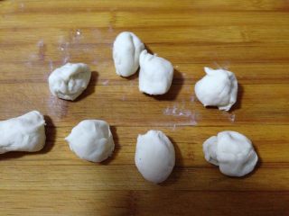 仿真蘑菇包,面团取出揉匀，取大约3/4的面团搓成长条后下成剂子（我的大约25克左右）