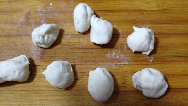 仿真蘑菇包,面团取出揉匀，取大约3/4的面团搓成长条后下成剂子（我的大约25克左右）