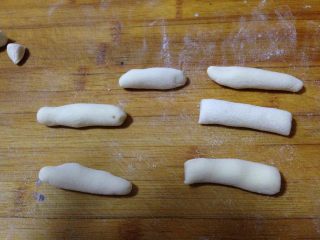仿真蘑菇包,剩下的面团搓成食指粗的小条，再切成小段（长、短不同更逼真）