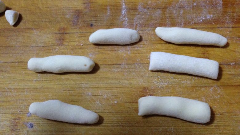 仿真蘑菇包,剩下的面团搓成食指粗的小条，再切成小段（长、短不同更逼真）