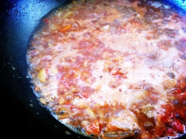 肉酱茄汁意面伴牛排,蕃茄搅拌成浓汁加进之前锅里，加水小火熬至浓稠调味