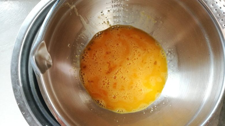 绣球蛋糕,3.混合好的鸡蛋液放在60度的热水里，隔热打发
