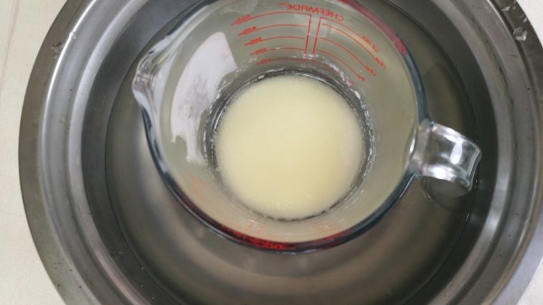 绣球蛋糕,5.把混合好的牛奶溶液放在热水里保温