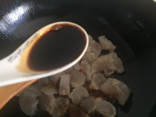 红烧牛筋,然后是一勺生抽酱油。