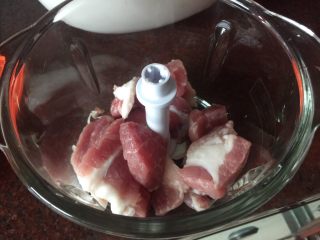 日式煎饺,猪肉切块后放入搅拌机中