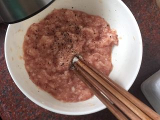 日式煎饺,然后加入胡椒粉搅拌均匀