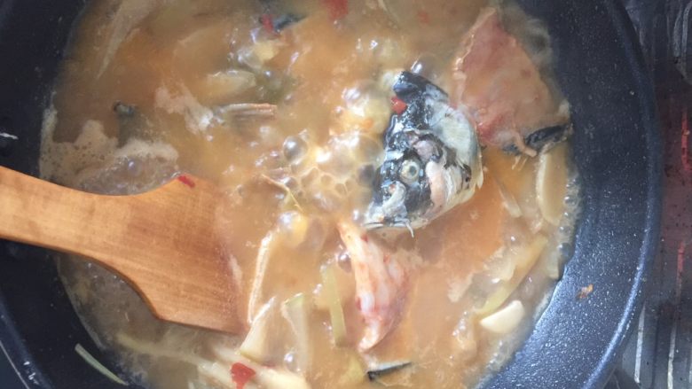 泡菜鱼
,加腌制好的鱼骨，煮半小时