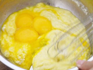 古早蛋糕,用手动打蛋器迅速搅拌均匀。