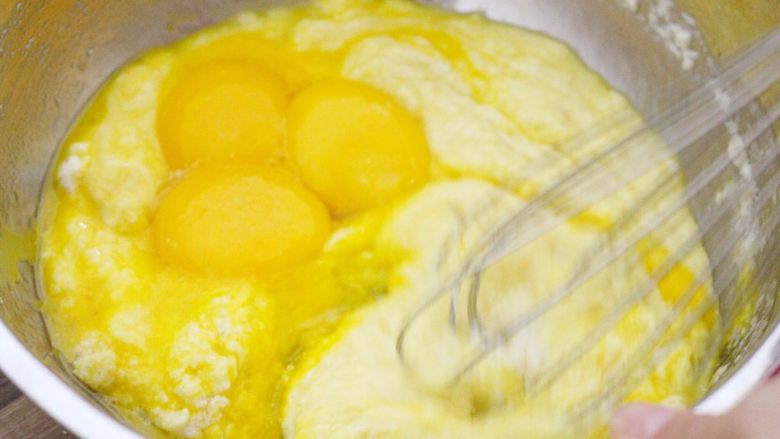 古早蛋糕,用手动打蛋器迅速搅拌均匀。