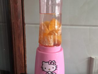 樱花双色布丁,橙子加适量清水用搅拌机搅打出橙汁