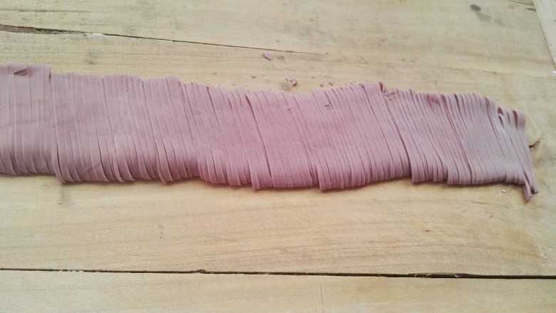 彩色紫薯手擀面,切成宽窄差不多的面条。