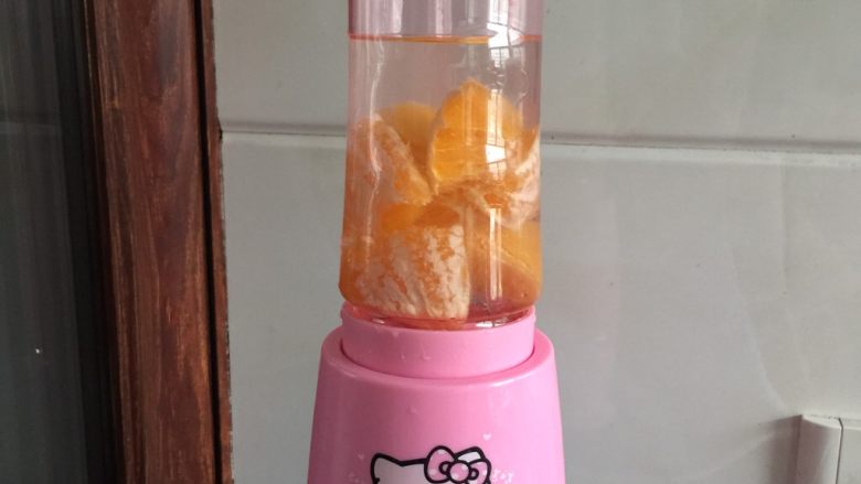 七色布丁,橙子加适量清水用搅拌机搅打橙汁