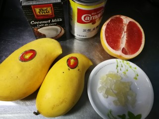 港式杨枝甘露,准备两个比较熟的芒果，半个西柚，椰浆淡奶和冰糖。