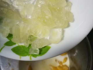 港式杨枝甘露,加入适量冰糖。