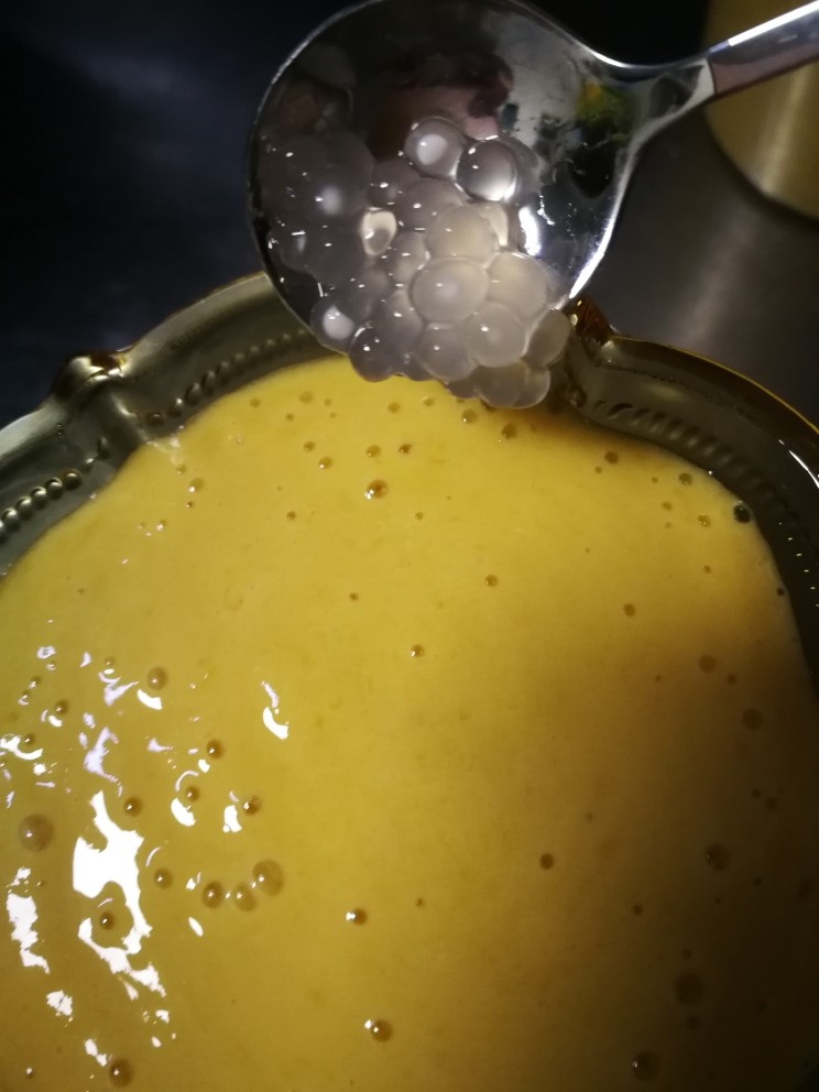 港式杨枝甘露,慢慢轻轻沿着碗边放西米。