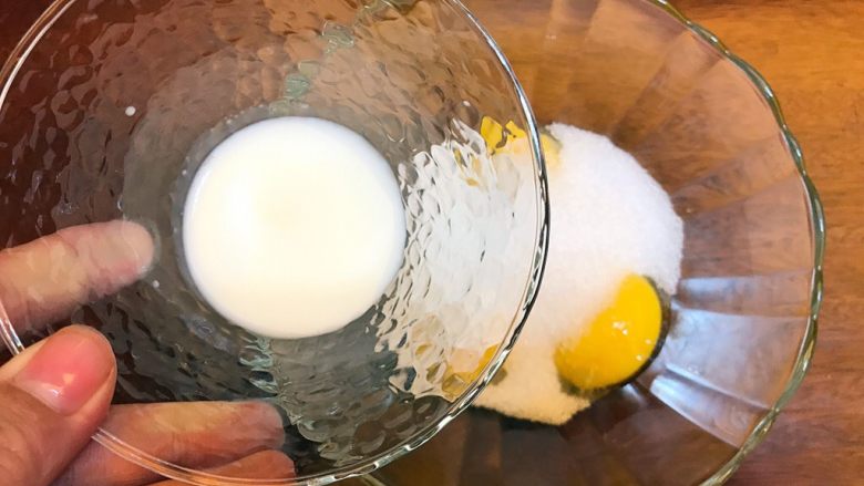清爽夏日《日式抹茶冰淇淋》【甜点】,鸡蛋中放入糖和牛奶