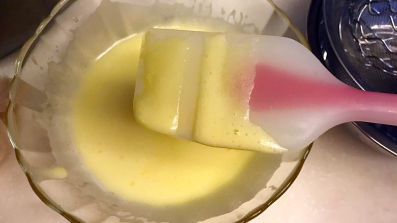 清爽夏日《日式抹茶冰淇淋》【甜点】,蛋液稠稠的，标准是手指划过刮刀，留下清晰的痕迹！