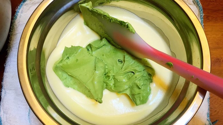 清爽夏日《日式抹茶冰淇淋》【甜点】,取三分之一的奶油，放到蛋液中搅拌均匀，你可以用刮刀，也可以用手动打蛋器。