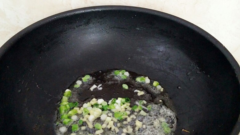土豆酱肉丝卷饼,炒锅重新烧热，放入1勺油，放入葱，姜末炝锅出味。