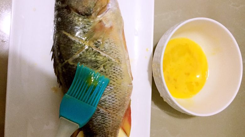 红烧茄汁鲈鱼,将鸡蛋液涂抹到鱼的身上，正反两面都抹均匀？