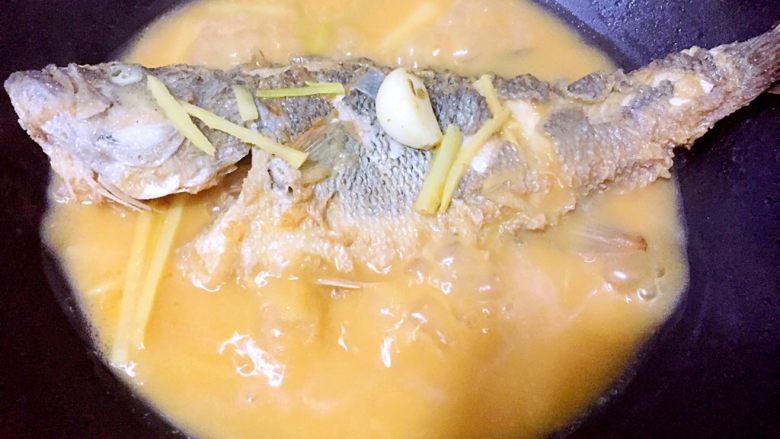 红烧茄汁鲈鱼,烧至汤汁浓稠的状态。
