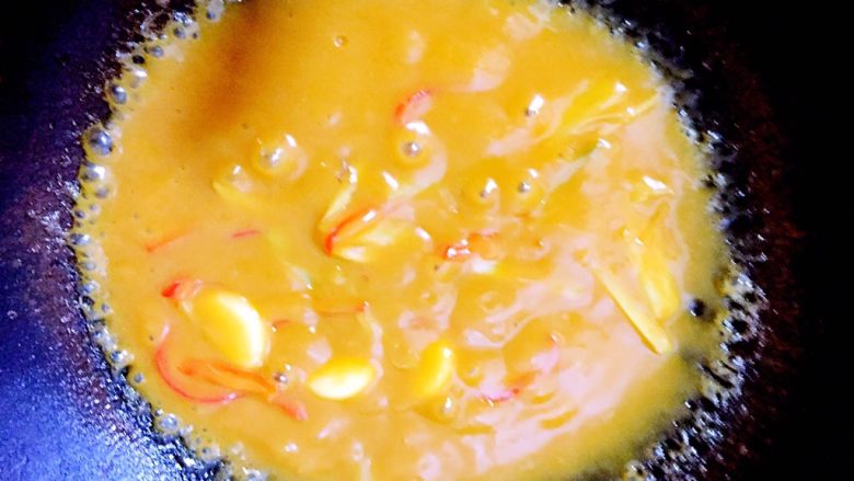 红烧茄汁鲈鱼,淀粉加水勾芡，大火收汁。