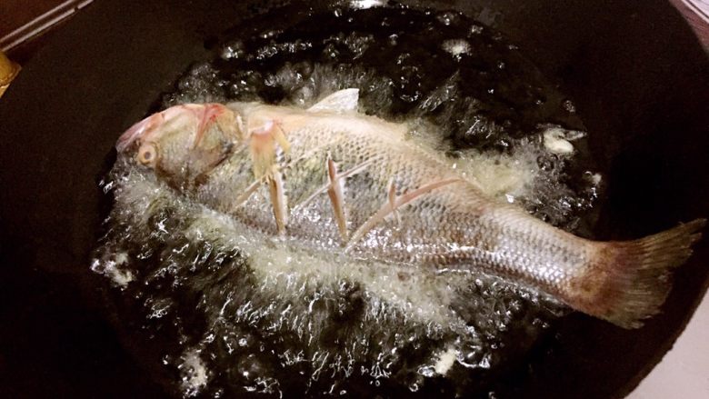红烧茄汁鲈鱼,下刷了蛋液的鲈鱼煎，煎至表面金黄色后取出。
