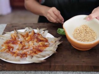 极简单做几个泰国爆竹虾,准备好烤好的花生米，等会一起卷进去增加爽脆的口感