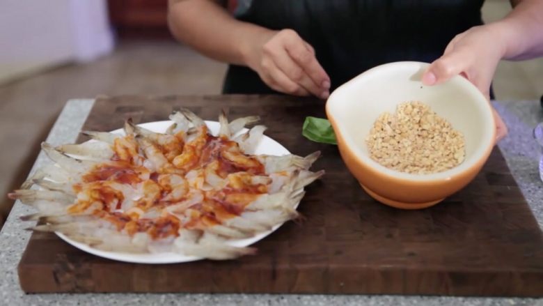 极简单做几个泰国爆竹虾,准备好烤好的花生米，等会一起卷进去增加爽脆的口感