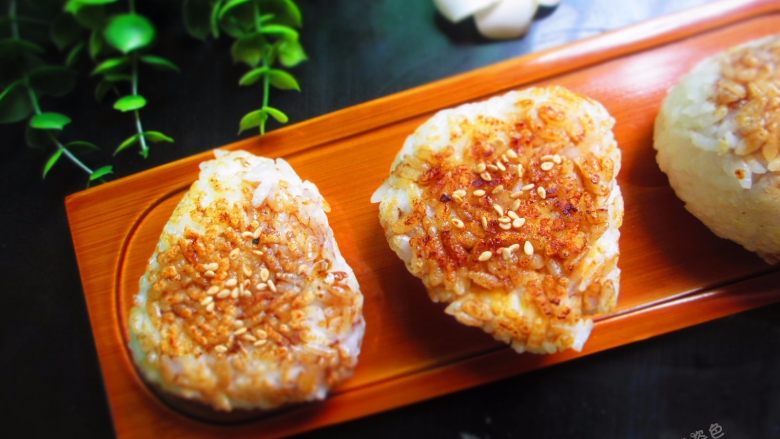 日式烤饭团,剩米饭也有了新的吃法，再也不用天天炒米饭了