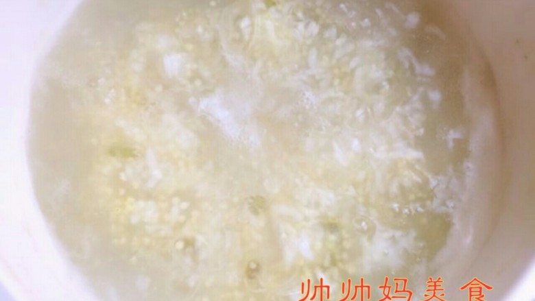绿豆红薯粥,5、锅里加水，放入淘洗好的大米、小米、浸泡好的绿豆