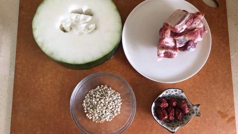 冬瓜薏米排骨汤,食材准备好