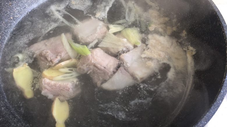 冬瓜薏米排骨汤,焯好后捞出 放入清水内