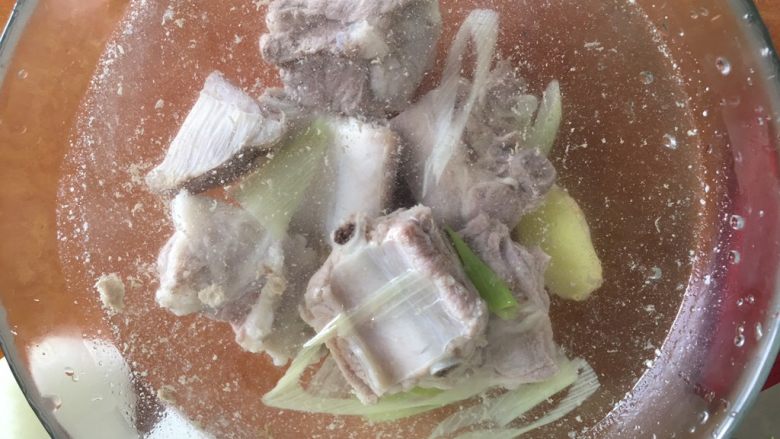 冬瓜薏米排骨汤,葱姜不要 用清水洗净排骨浮沫