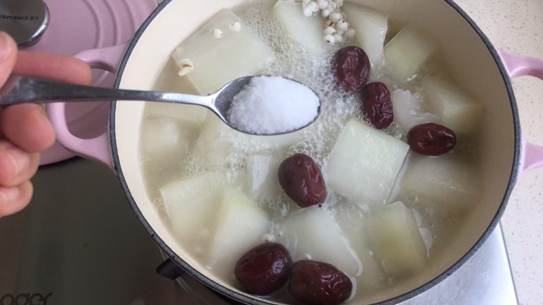 冬瓜薏米排骨汤,出锅前放一勺盐