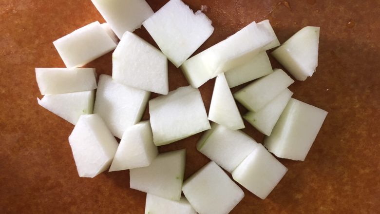 冬瓜薏米排骨汤,切块备用