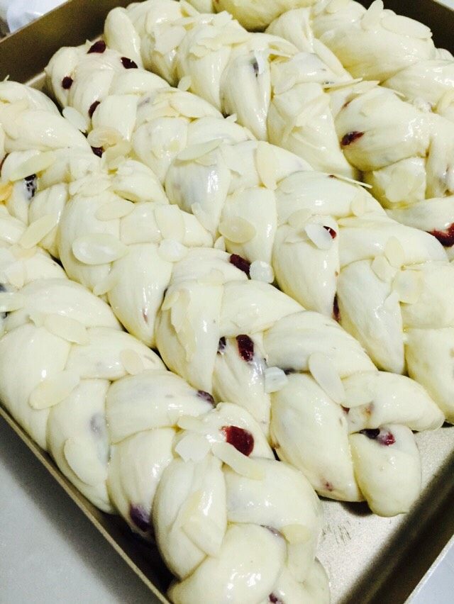 超好吃的奶香糯米辫子包#ukoeo801厨师机#,
发酵好的辫子面包拿出来表面刷上蛋液撒上装饰材料！！烤箱预热170度