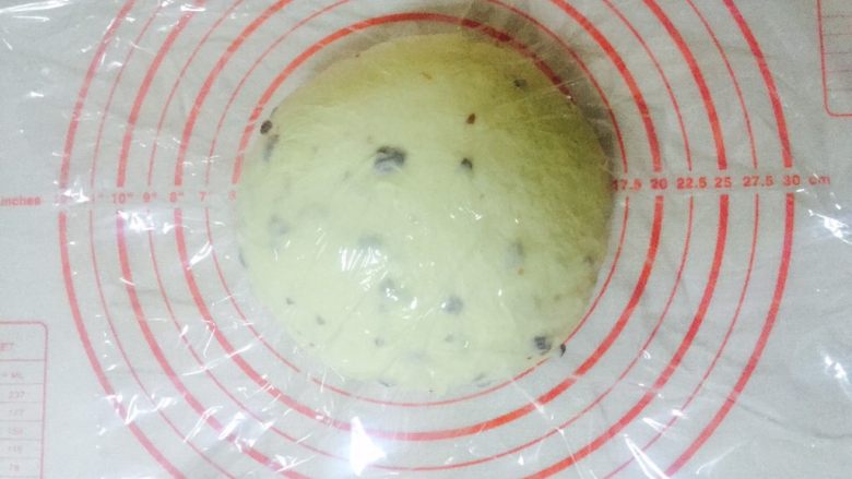 超好吃的奶香糯米辫子包#ukoeo801厨师机#,揉成一个光滑的面团 ！盖上保鲜膜  醒二十分钟