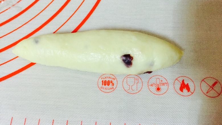 超好吃的奶香糯米辫子包#ukoeo801厨师机#,同样的方法再次对着  ，边缘按压好，呈一个长条状