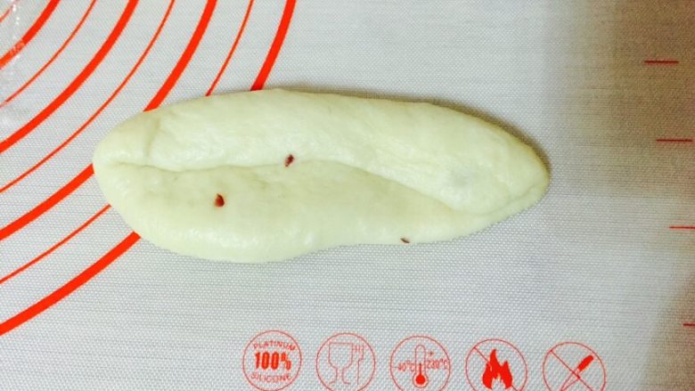 超好吃的奶香糯米辫子包#ukoeo801厨师机#,将面团光滑的一面朝下，从一侧三分之一往内对折，用手掌将面团边缘压好