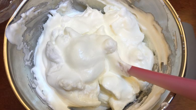 牛奶之恋《云朵香草冰淇淋》【冷饮】,奶油倒入蛋白中，接着搅拌均匀！不用担心消泡！