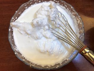 牛奶之恋《云朵香草冰淇淋》【冷饮】,奶油里放入三分之一的蛋白，用打蛋器搅拌均匀！不用担心消泡什么的，放心做吧！