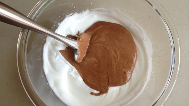 淋面可可蛋糕,然后倒入到剩余的蛋白霜里，用同样的手法翻拌均匀。