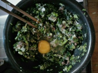 翡翠水饺,打入一个鸡蛋，加适量盐，香油。搅拌