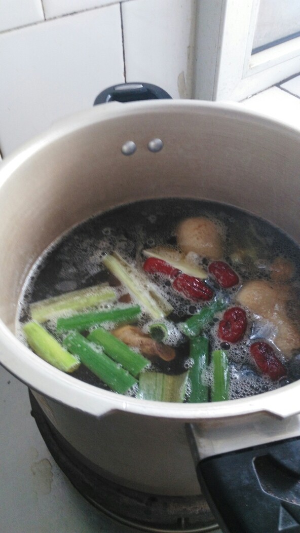 调理阴虚体质#固本老鸭汤#(创建于9/7~2017),把煸香的鸭肉到入高压锅内，加葱姜、小枣。