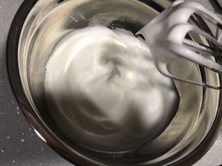 咖啡魔法蛋糕,电动打蛋器先低速再高速再低速的顺序，蛋白霜打至湿性发泡，提起打蛋头有小弯勾即可。蛋白霜不要打太硬，容易开裂。