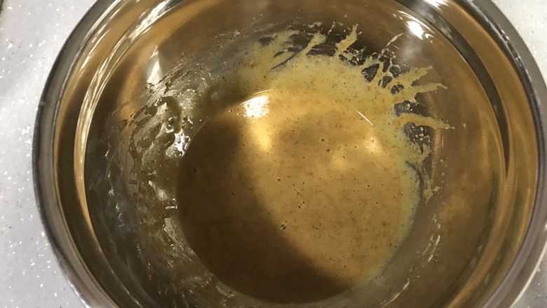 咖啡魔法蛋糕,速溶咖啡粉过筛加入，搅拌均匀。