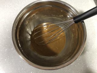 咖啡魔法蛋糕,低筋面粉过筛加入，搅拌均匀。