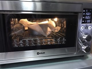 咖啡魔法蛋糕,放入烤箱，上下火150度烤50分钟。根据上色情况决定是否加盖锡纸。