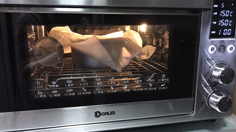 咖啡魔法蛋糕,放入烤箱，上下火150度烤50分钟。根据上色情况决定是否加盖锡纸。